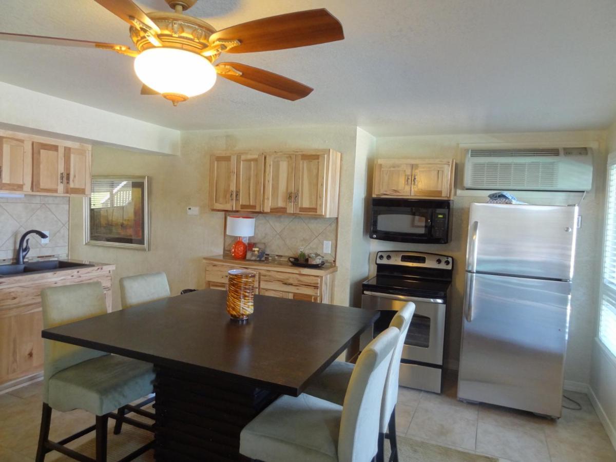 Poolside King Cabana With Full Kitchen, King Bed, Sleeper Sofa And Pool Access, Hotel Room Mount Ida Exterior photo