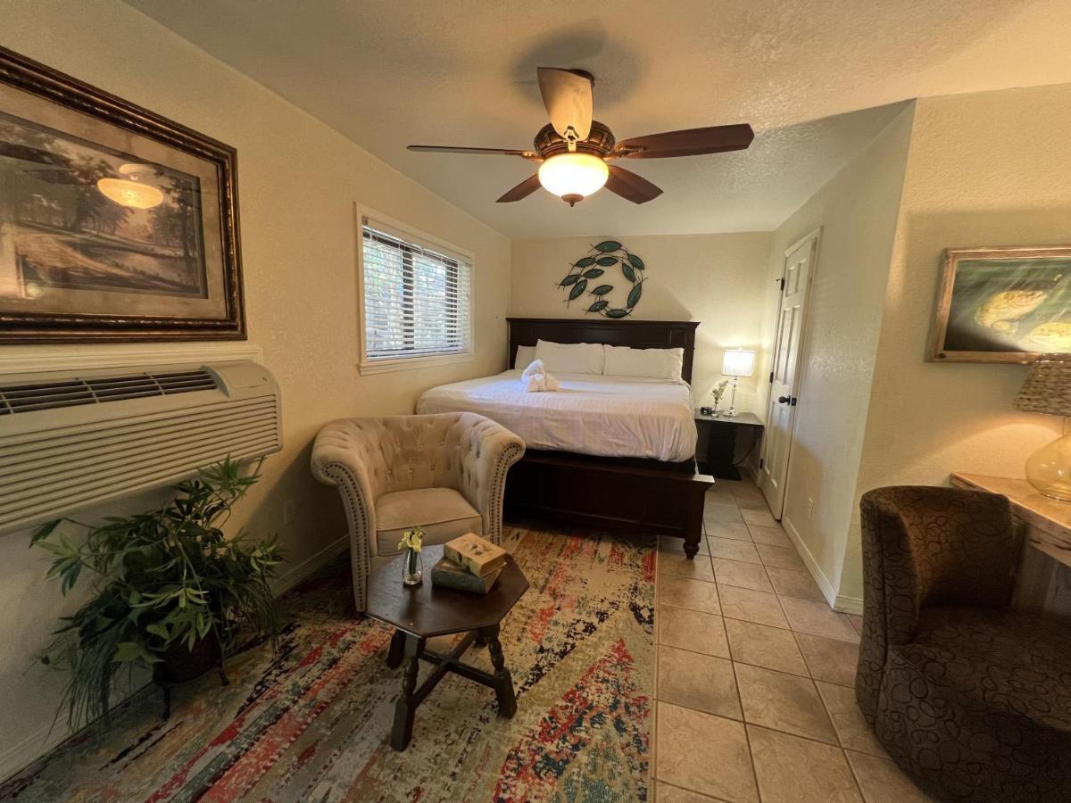 Poolside King Cabana With Full Kitchen, King Bed, Sleeper Sofa And Pool Access, Hotel Room Mount Ida Exterior photo
